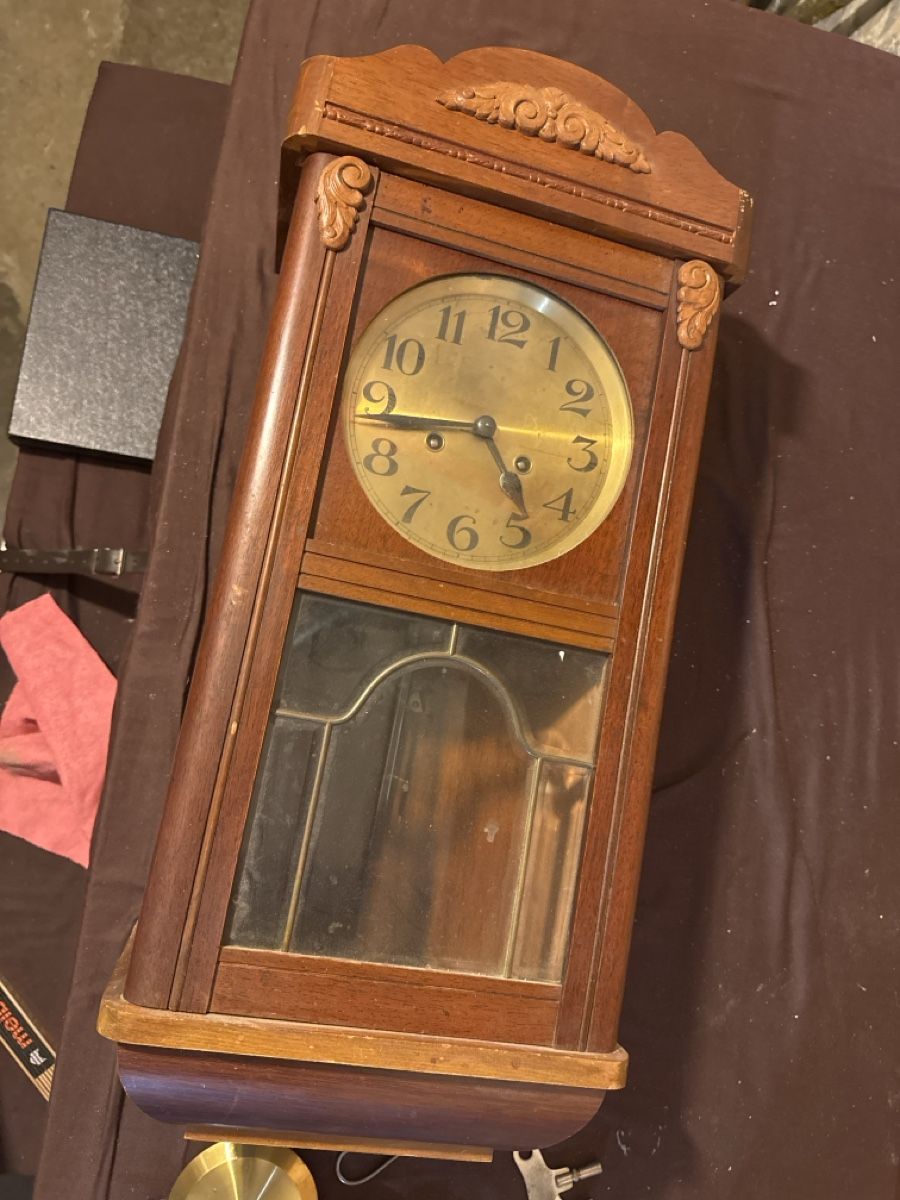 Swiss Uhren: Wanduhr mit Pendel Holzgehäuse – Gebraucht aus Herisau von Brockinet 1