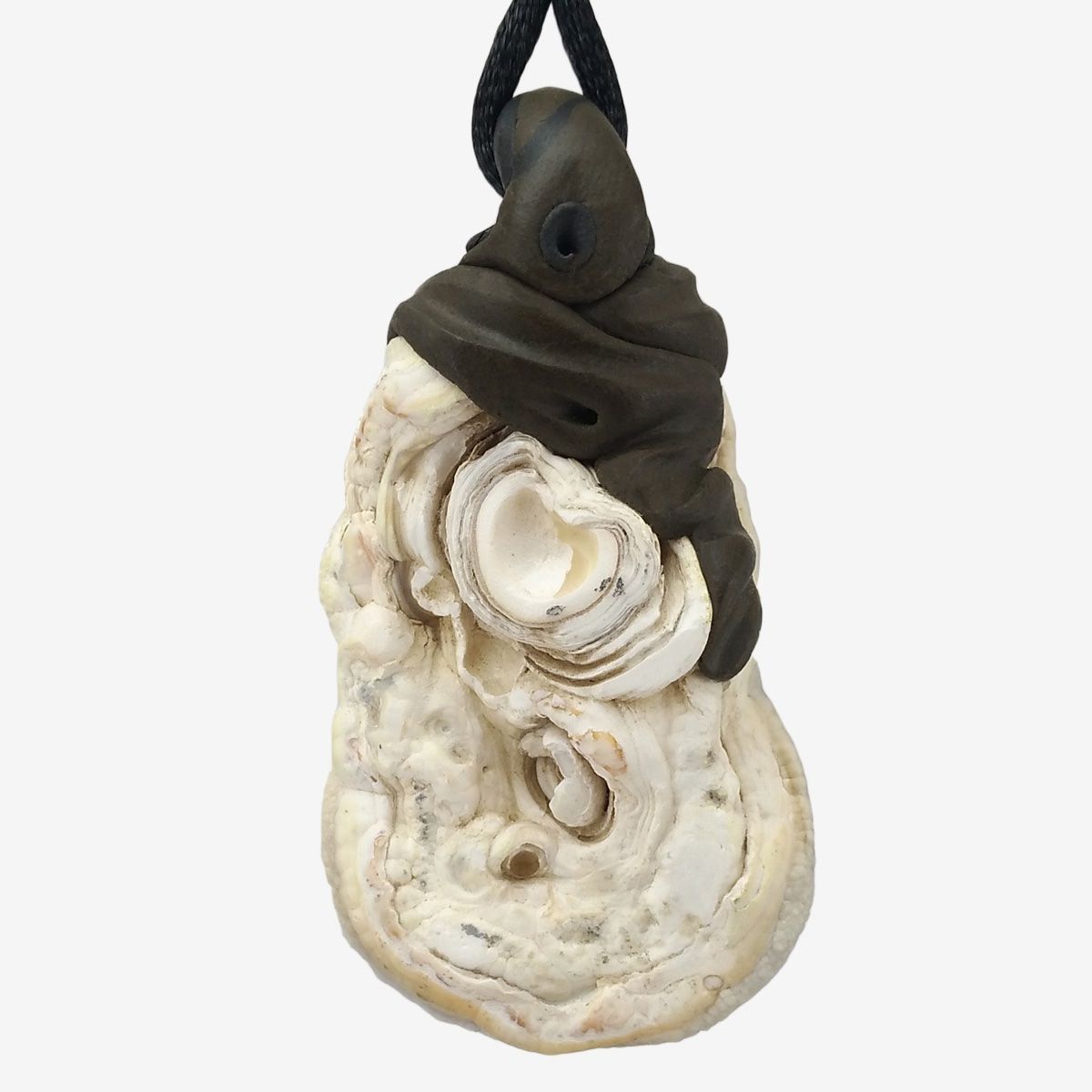 Minerali & Pietre curative: Chalcedon-Rose Steinanhänger mit eingefasstem Uwarowit – Nuovo e nell'imballaggio originale da Meilen venduto da BYRD-Design 2