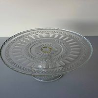 Grosse Tortenplatte aus Pressglas auf Fuss  Ø 31 cm