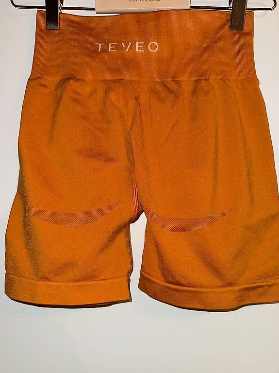 Hosen: ORANGEFARBENE SPORTSHORTS – Gebraucht aus Niederhelfenschwil von Mileko 1
