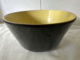 Alte Rössler, Schüssel gelb, schwarz. Mit Gebrauchsspuren