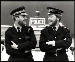 Fotografie zwei englische Polizisten / B