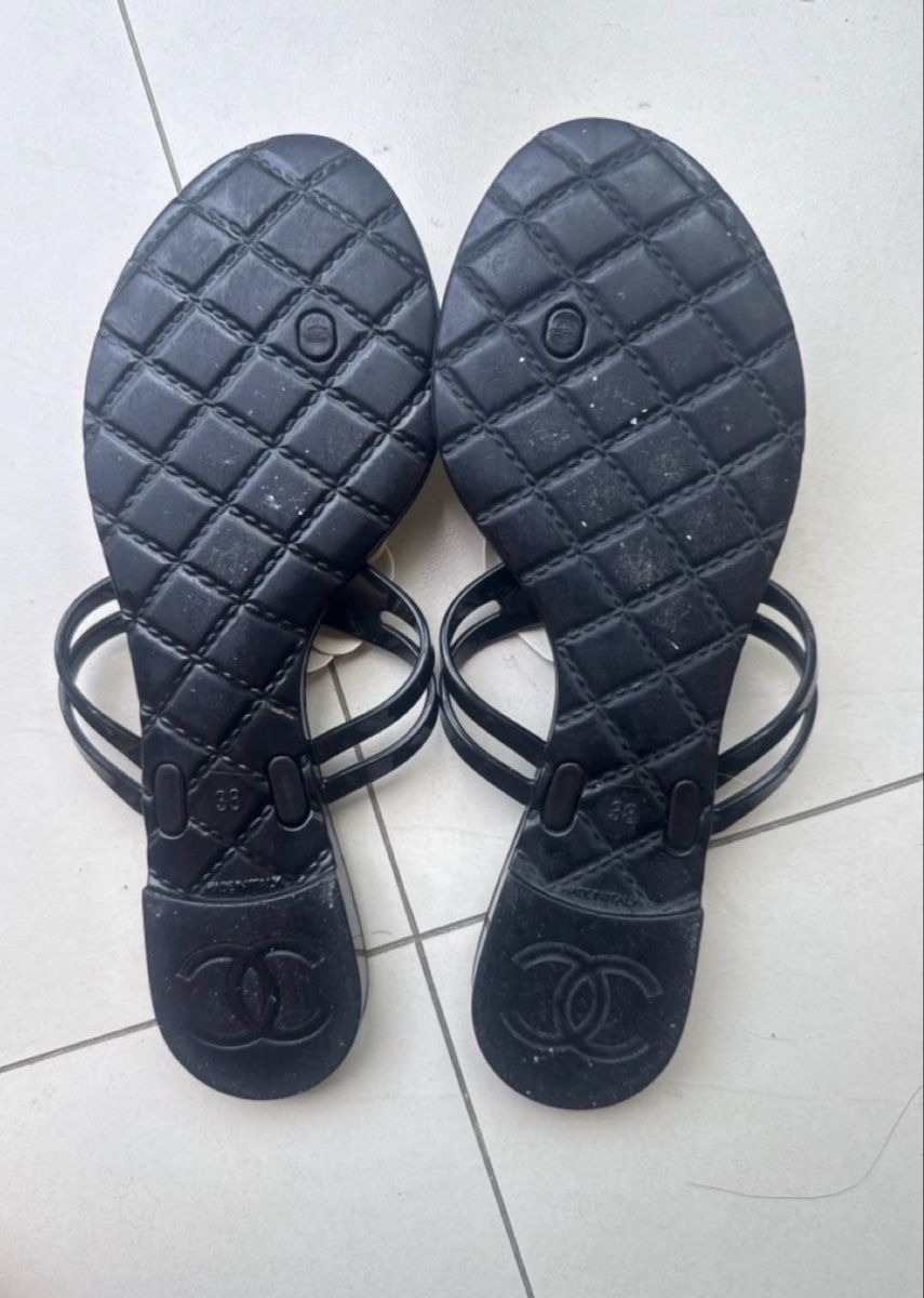 Chanel Scarpe da donna: Chanel Flip Flops Camelia Black Size 38 – Usato da Au ZH venduto da gad_r9b6 1