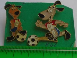 2 ver WM USA 94 Fussball Pins (B46)
