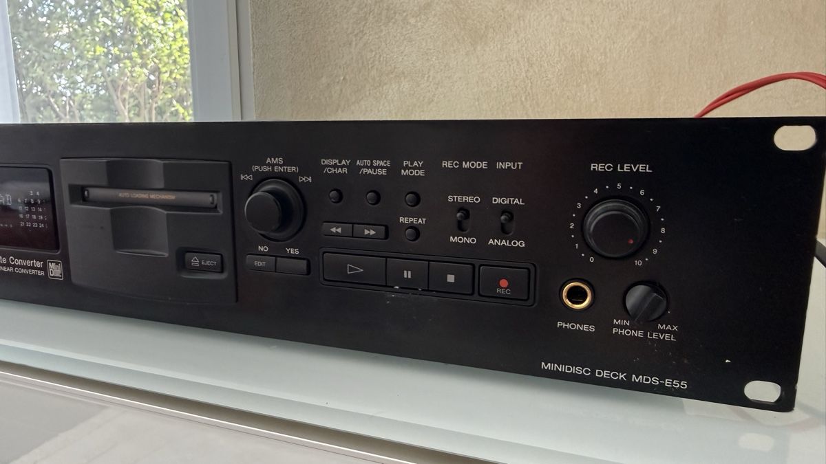 Sony Minidisques: Sony Minidisc Recorder MDS-E55 inkl. Case gebraucht – D'occasion à Wiesendangen par arena007 1