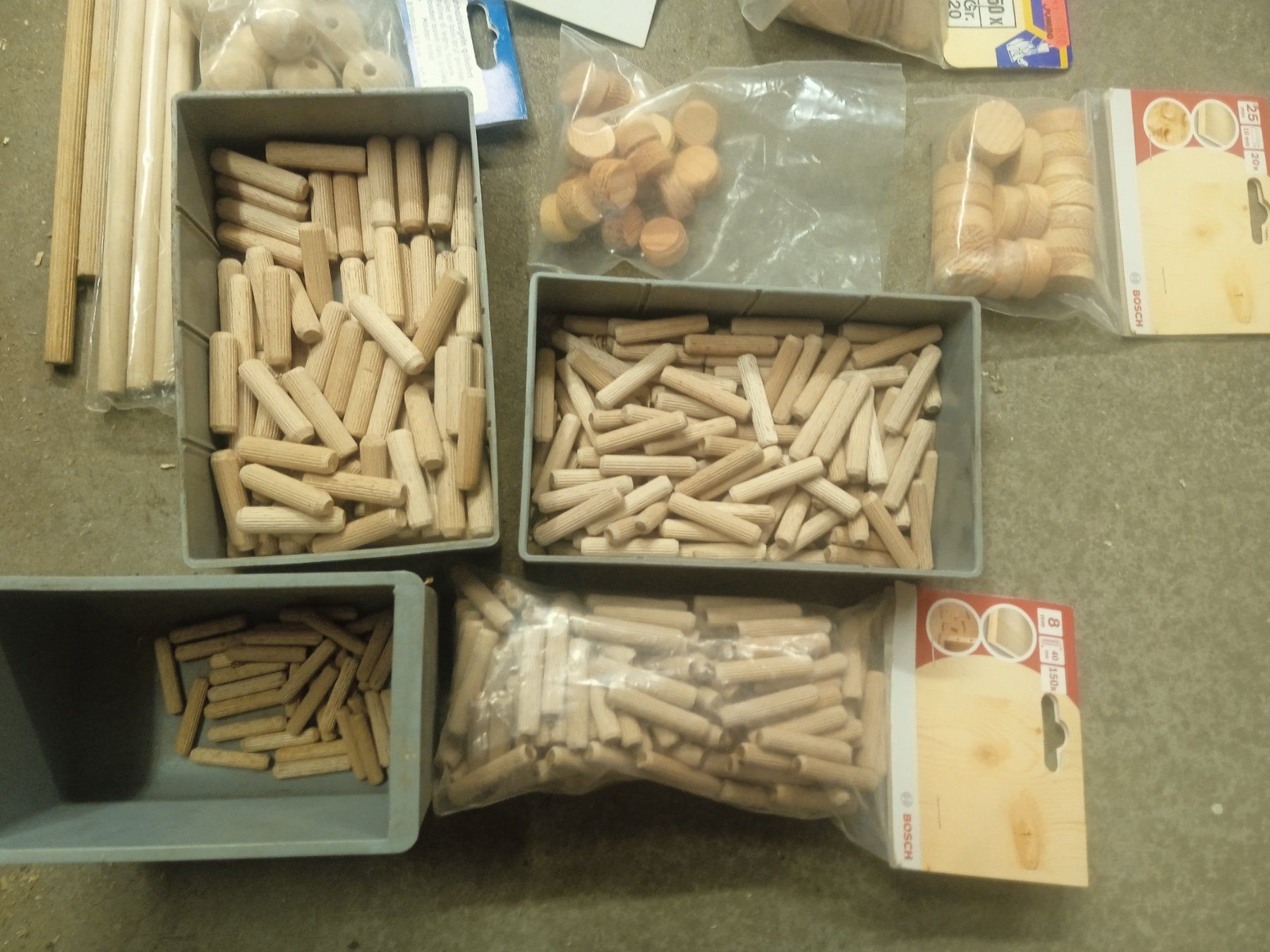 Eisenwaren: Versch. Holzdübel, Verschlusspfropfen – Gebraucht aus Arbon von hefu02 1