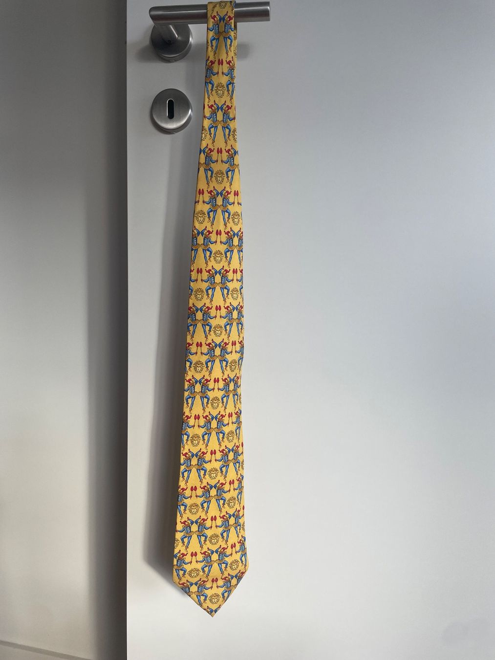 Versace Cravatte: Cravate Versace jaune motif baroque/joker – Usato da Carouge GE venduto da ynj_8ndx