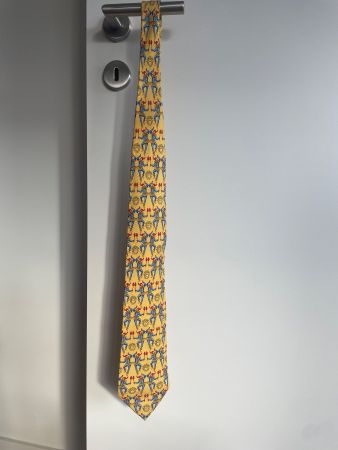 Cravate Versace jaune motif baroque/joker
