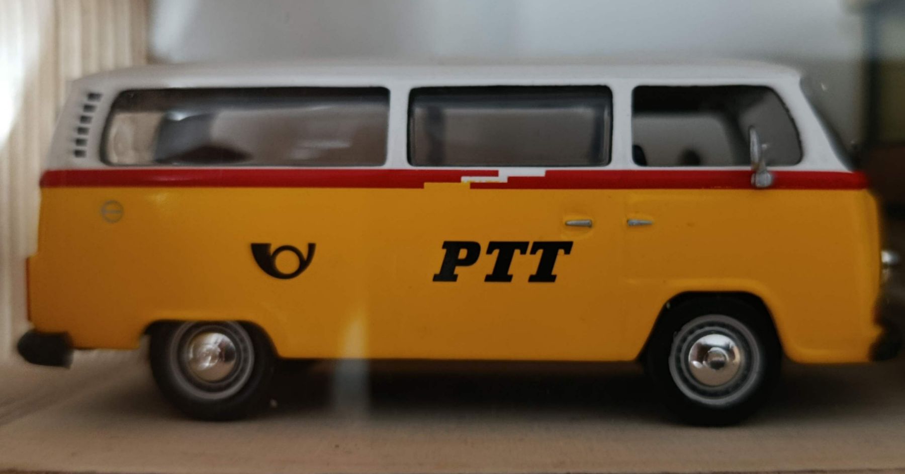 Volkswagen Modellini d'auto: VW Bus Typ 2ab 1:43 Post PTT Postauto Schweiz – Nuovo e nell'imballaggio originale da Untervaz venduto da Pescante