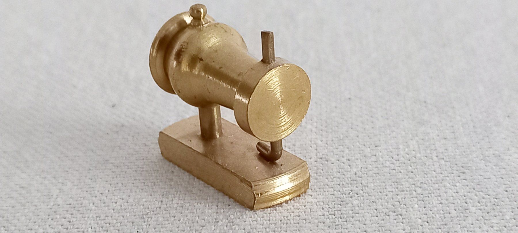 Tutte le decorazioni: Mini Nähmaschine aus Messing, Setzkasten oder Puppenhaus – Usato da Thun venduto da Nordkapp 2