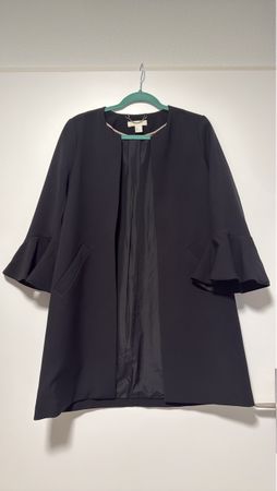 Elegant Black Coat - Perfect for Autumn Layering!