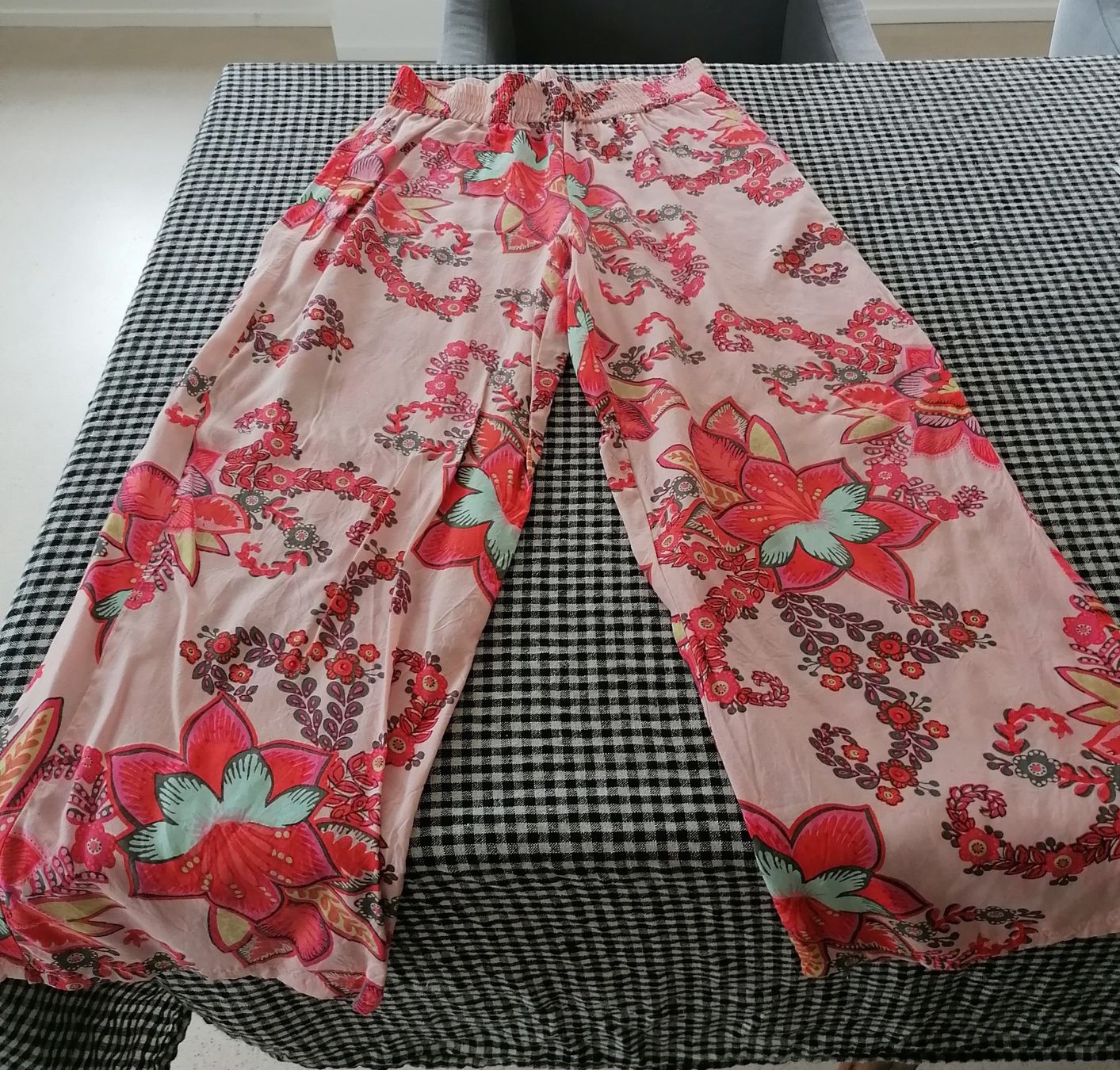 Hosen: Bunte, luftige Sommerhose aus Viskose – Neu (gemäss Beschreibung) aus Wallisellen von Muggeli1970
