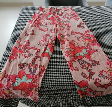 Bunte, luftige Sommerhose aus Viskose