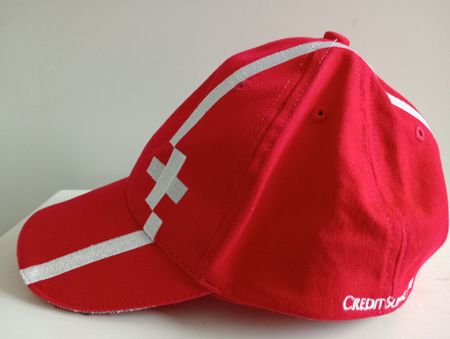 Rote Credit Suisse Cap mit Schweizerkreuz