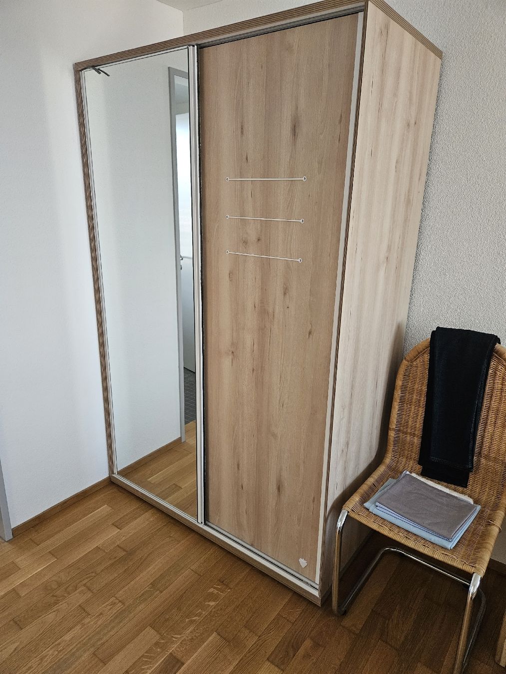 Schränke: Zweiteiliger Kleiderschrank mit Spiegel – Gebraucht aus Obfelden von HBCQW