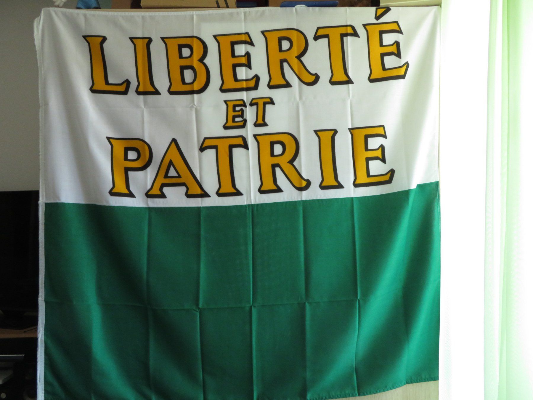 Fahnen: Drapeau Vaud 150x150cm (neuf) – Neu (gemäss Beschreibung) aus Eysins von zur_7j5l