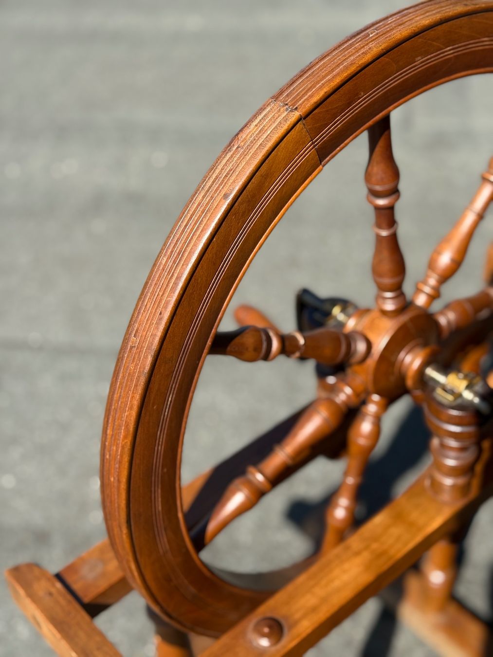 Spinnräder: Antikes Spinnrad aus Holz – Gebraucht aus Klingnau von Umweltklinik 4