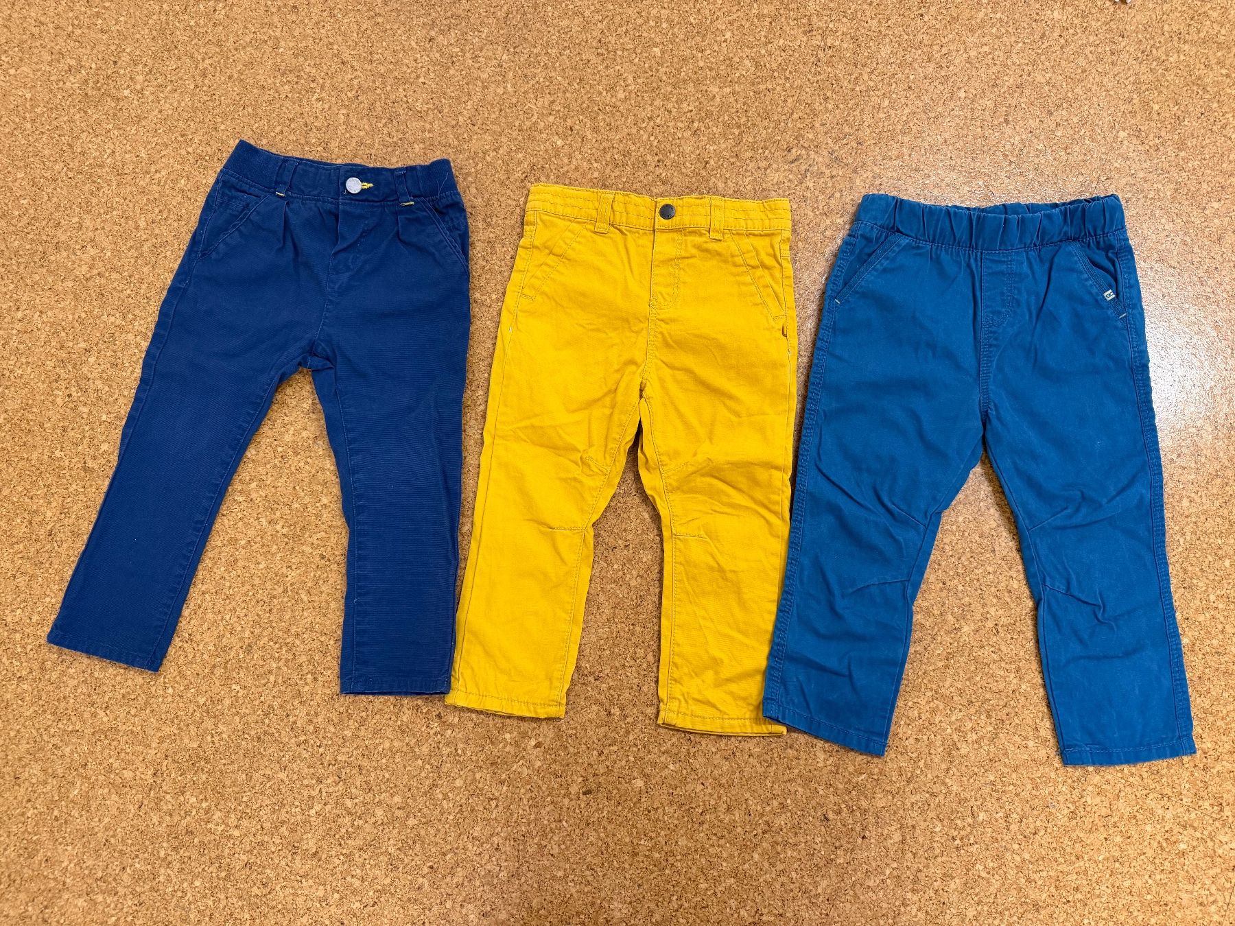 Okaidi Pantaloni: Set von 3 Kinderhose Obaïbi Gr.86 – Usato da Wettswil venduto da and_8vcp
