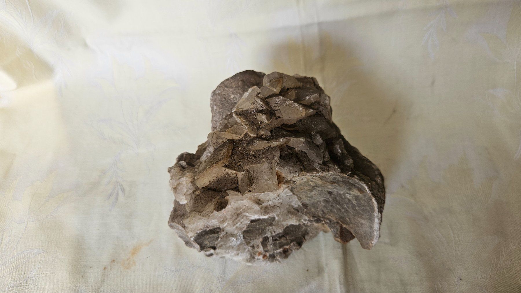 Minerali & Pietre curative: Pietra con cristalli – Usato da Melano venduto da H-Sara 1