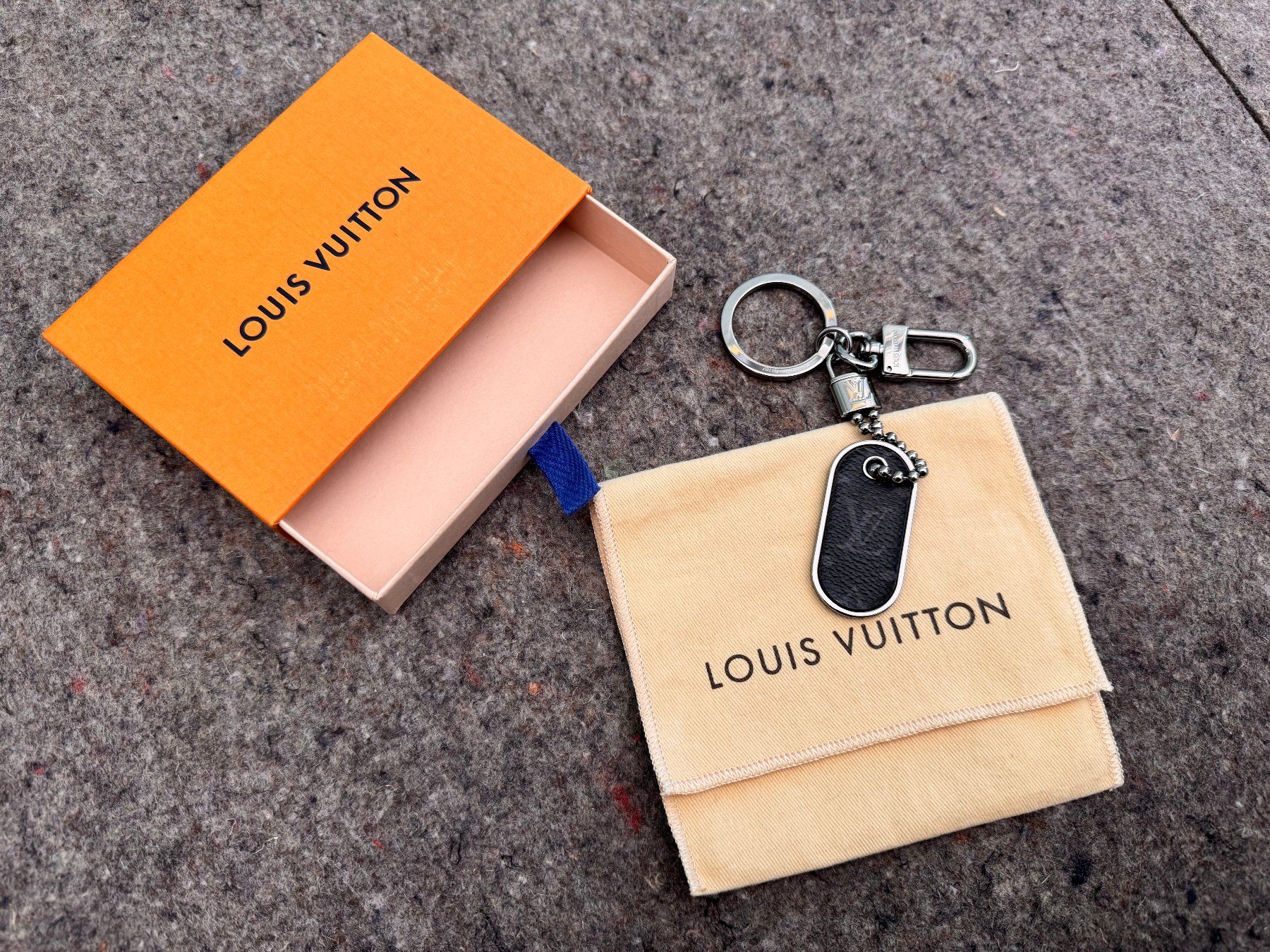 Louis Vuitton Portachiavi: Louis Vuitton Monogram Eclipse ID Tab Schlüsselanhänger OVP – Nuovo (secondo la descrizione) da Zürich venduto da pj_pry_to 5