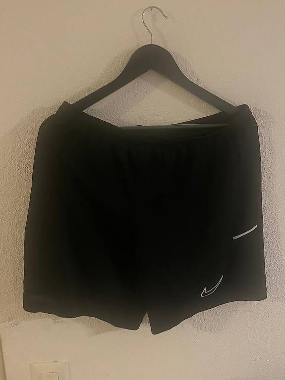 Pantaloni: Nike kurze Sporthose – Usato da Kriens venduto da seeungeheuer67