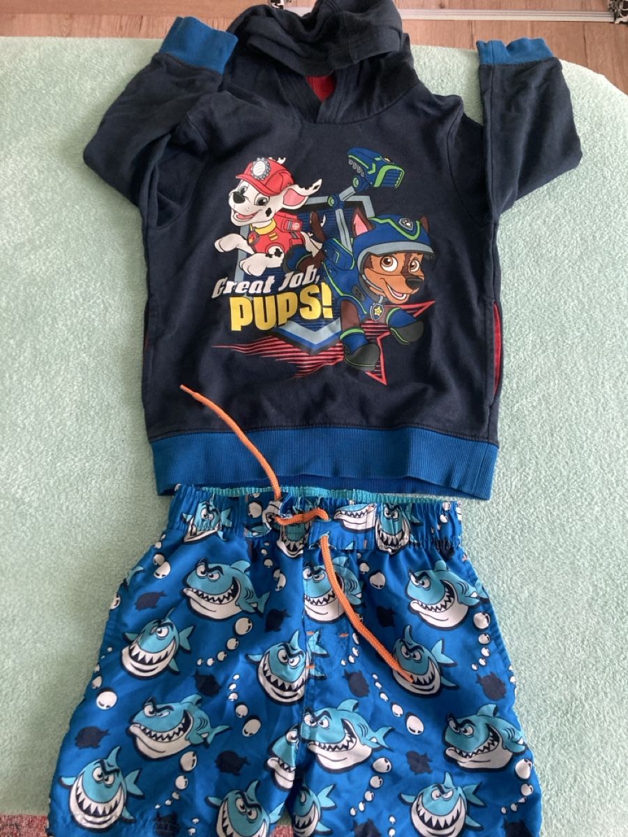 Ensembles coordonnés: Pulli und Badeshorts Grösse 116 – D'occasion à Selzach par SB09