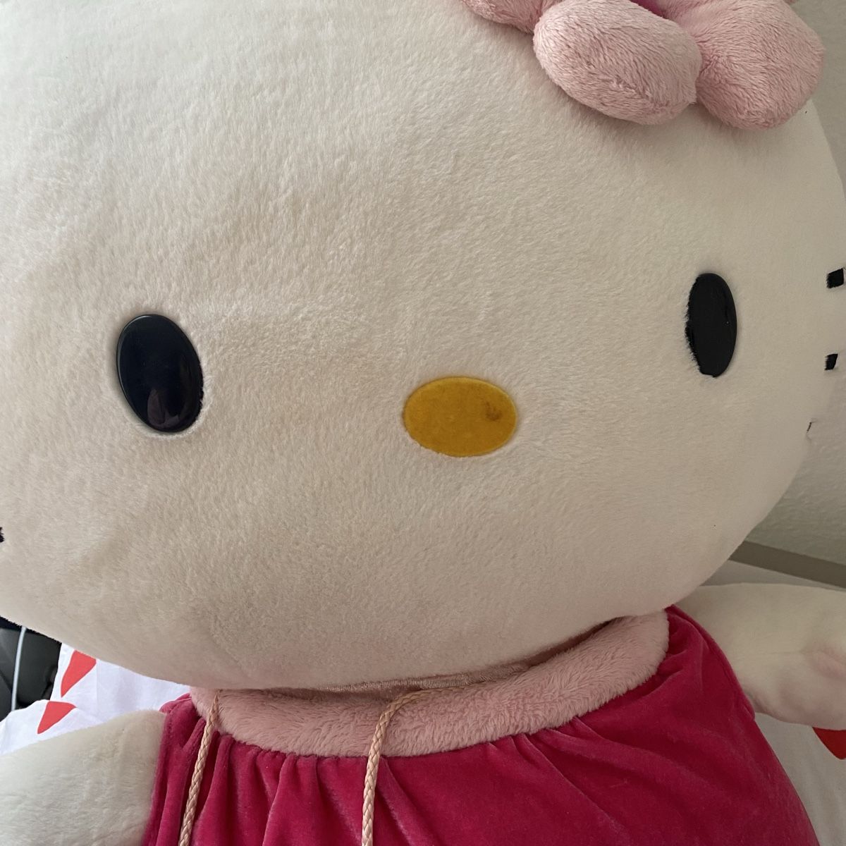 Hello Kitty Spielzeuge: Hello Kitty XXL Plushtier Sanrio 2010 – Gebraucht aus Givisiez von dor_xb9k 2