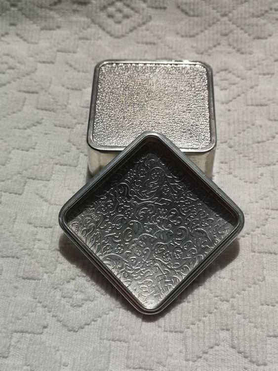 Tutte le decorazioni: Silbernes Döschen aus Metall mit Steinchen- berm. Glas – Usato da Subingen venduto da han_7rg6 4