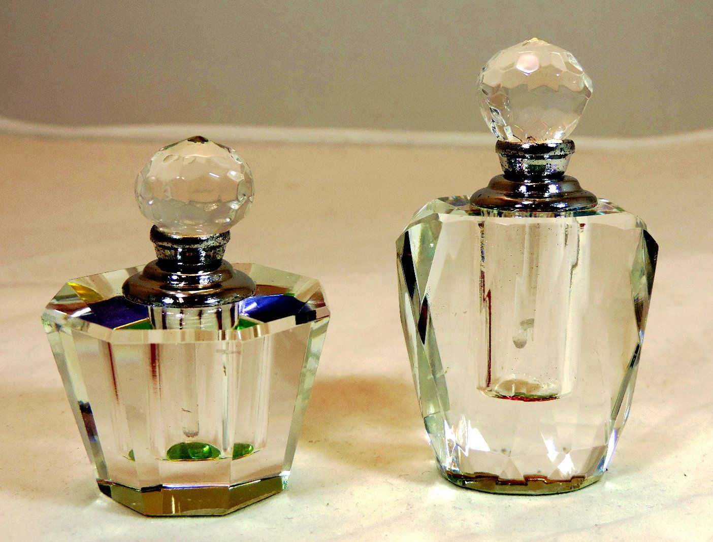 Flaconi: 2x Kristall-Parfumflaschen, irisierendes Glas – Nuovo e nell'imballaggio originale da Duggingen venduto da doogbua 1