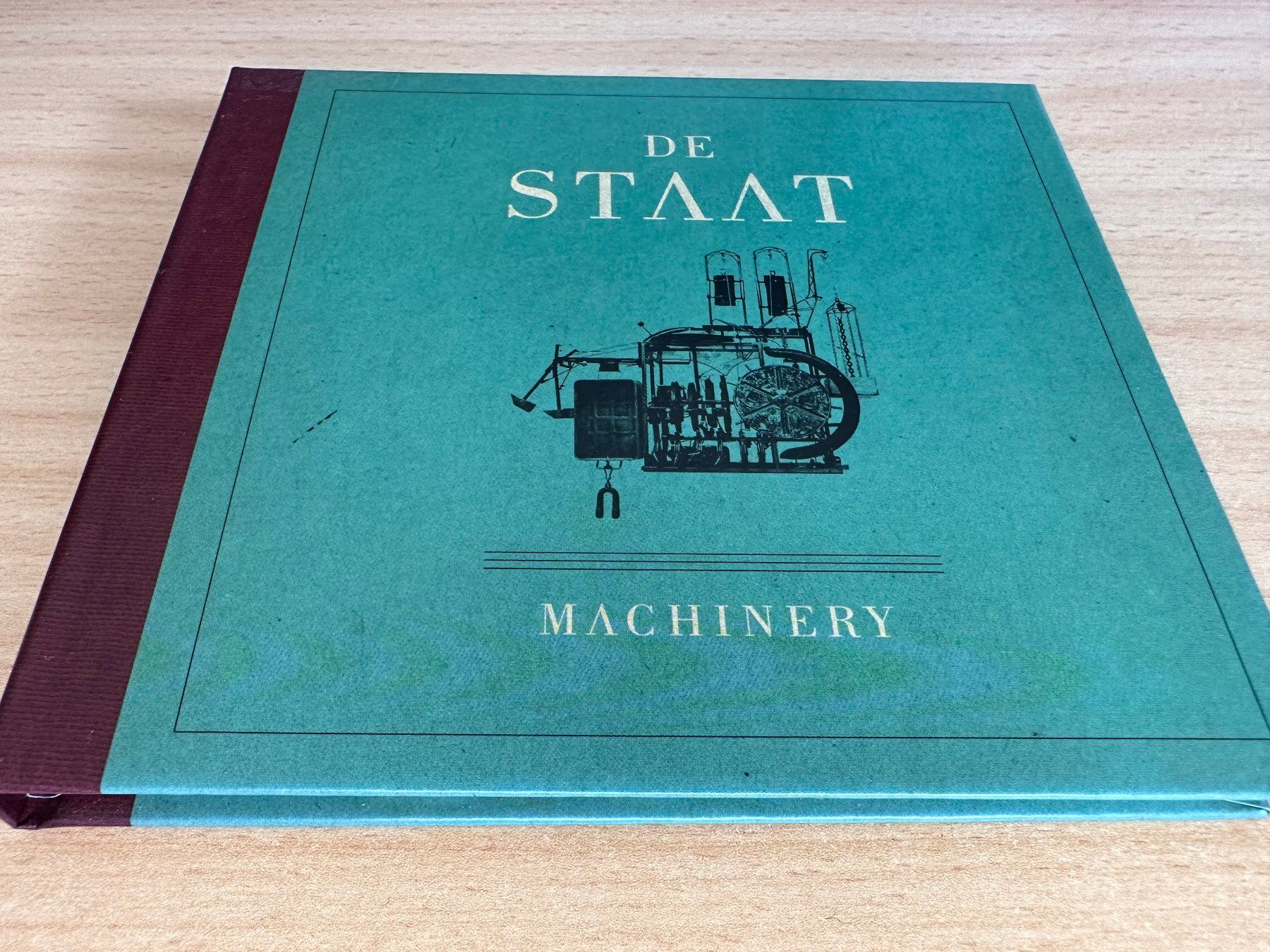 CD: De Staat – Machinery – Usato da Rikon im Tösstal venduto da Alpenmutz
