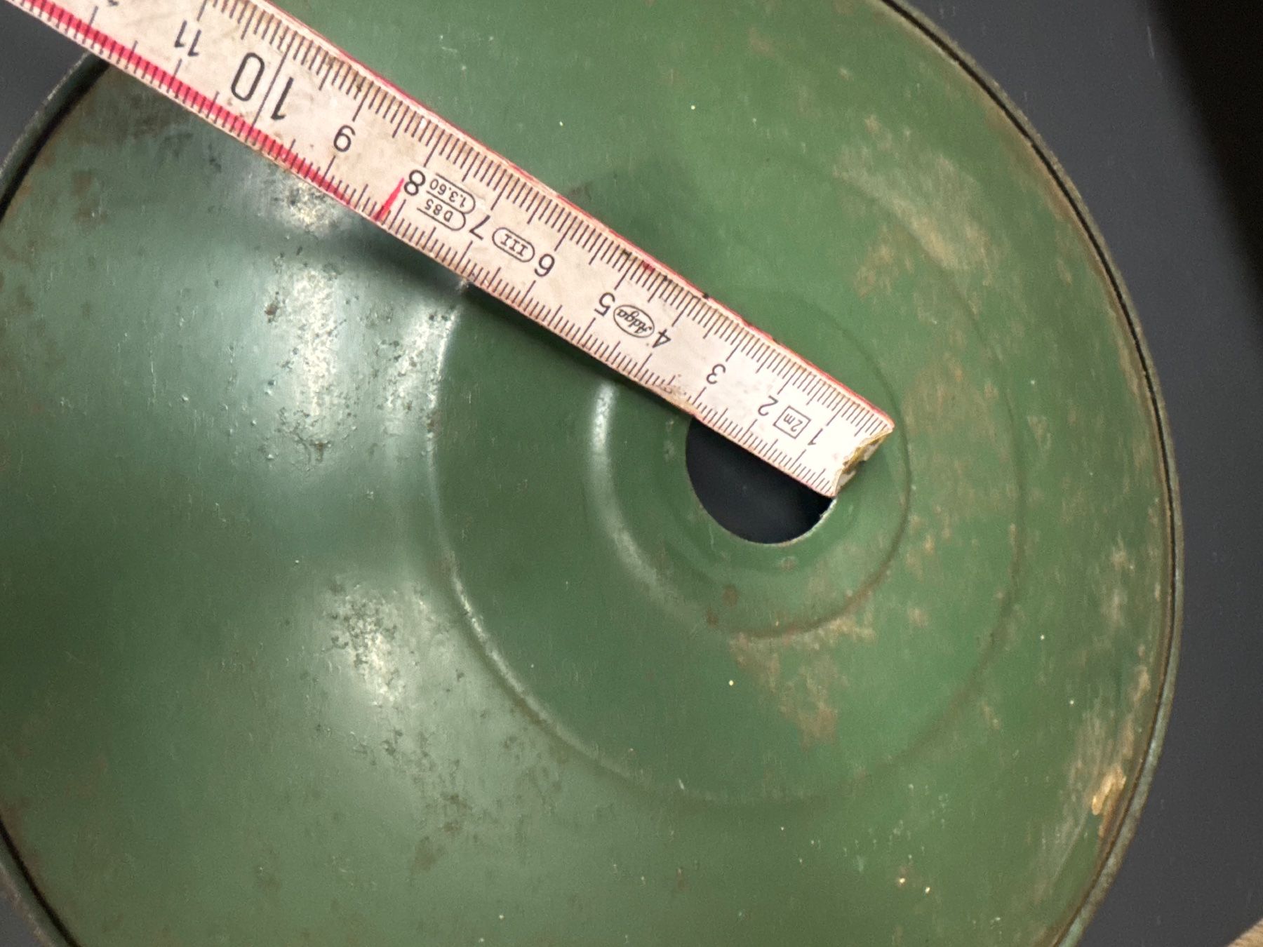 Paralumi: Lampe abat-jour vintage émaillé vert – Usato da Lajoux JU venduto da Briard0 1