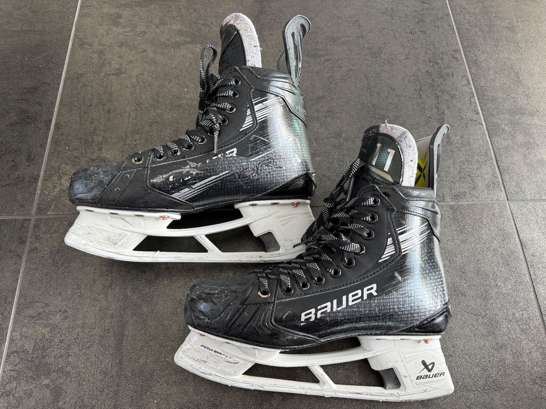 Bauer Pattini da ghiaccio: Bauer Vapor Hyperlite2 Custom Schlittschuhe, Gr. 6.5 - 7 – Usato da Langenthal venduto da lthal 1