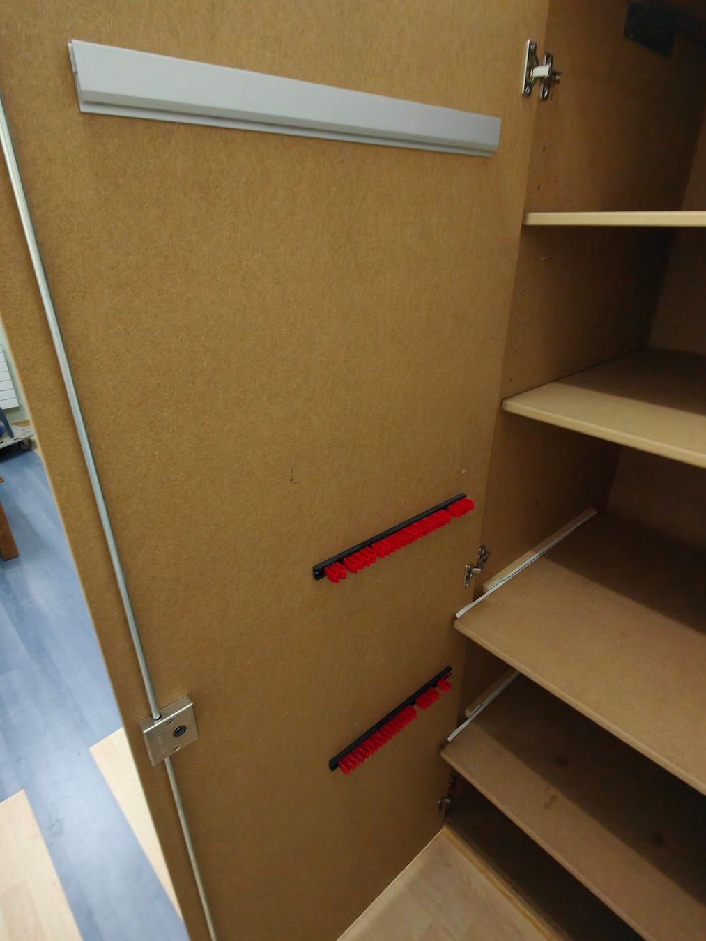 Armoires: Schrank für Keller, Garage oder Werkstatt – D'occasion à Mels par velo-city 5