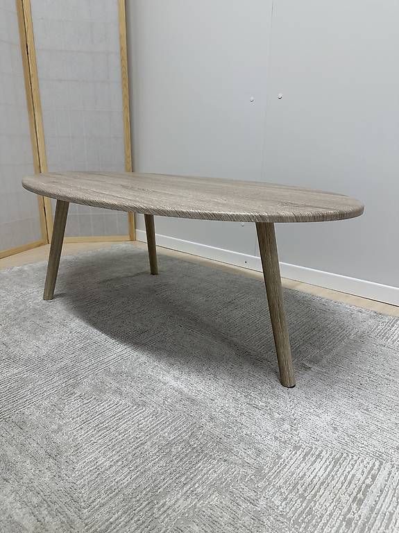 Tables: Ovaler Couchtisch 110 cm in heller Holzoptik – D'occasion à Effretikon par bek_6sgb