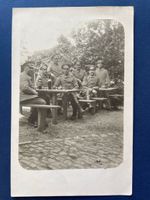Alte Fotografie, Soldaten beim Biergartenbesuch, Sommer