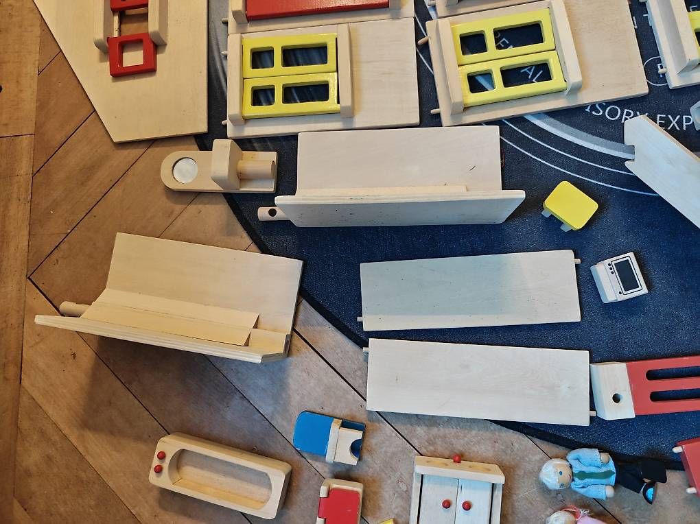 Case e mobili per bambole: Puppenhaus aus echtem Holz – Usato da Grenchen venduto da Nils- 2