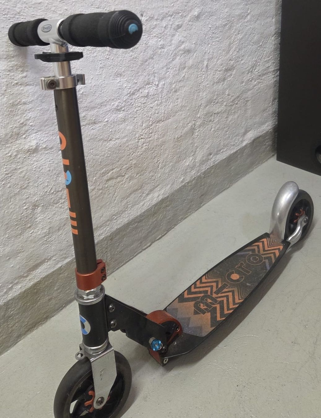 Micro Kickboard: Micro Roller dunkelbraun gebraucht – Gebraucht aus Frauenfeld von mik_8hw7