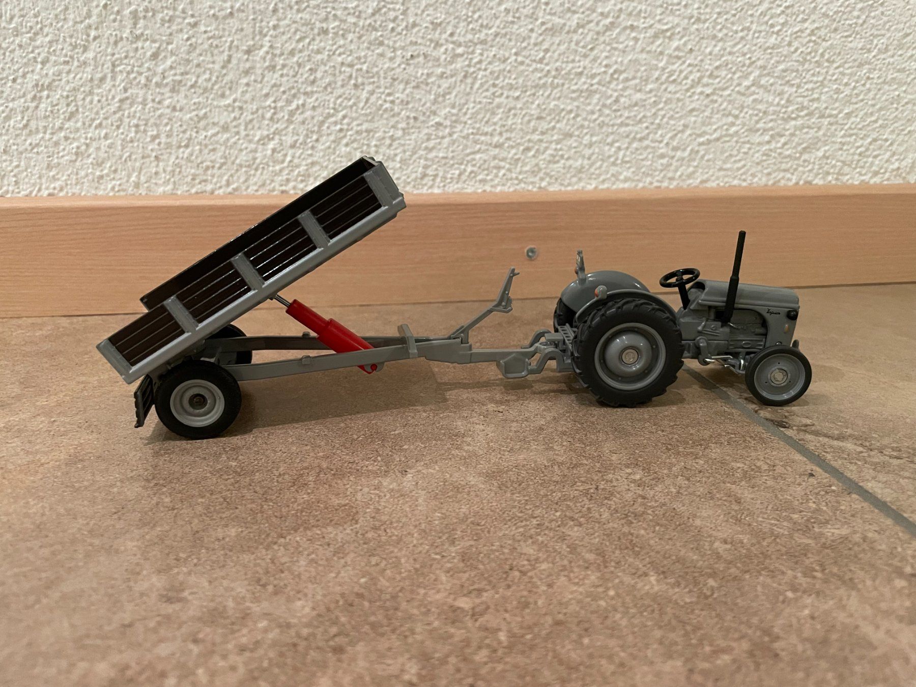 Massey Ferguson Trattori: SIKU Ferguson TE mit Ferguson Anhänger – Nuovo e nell'imballaggio originale da Kreuzlingen venduto da Stefan1150 2