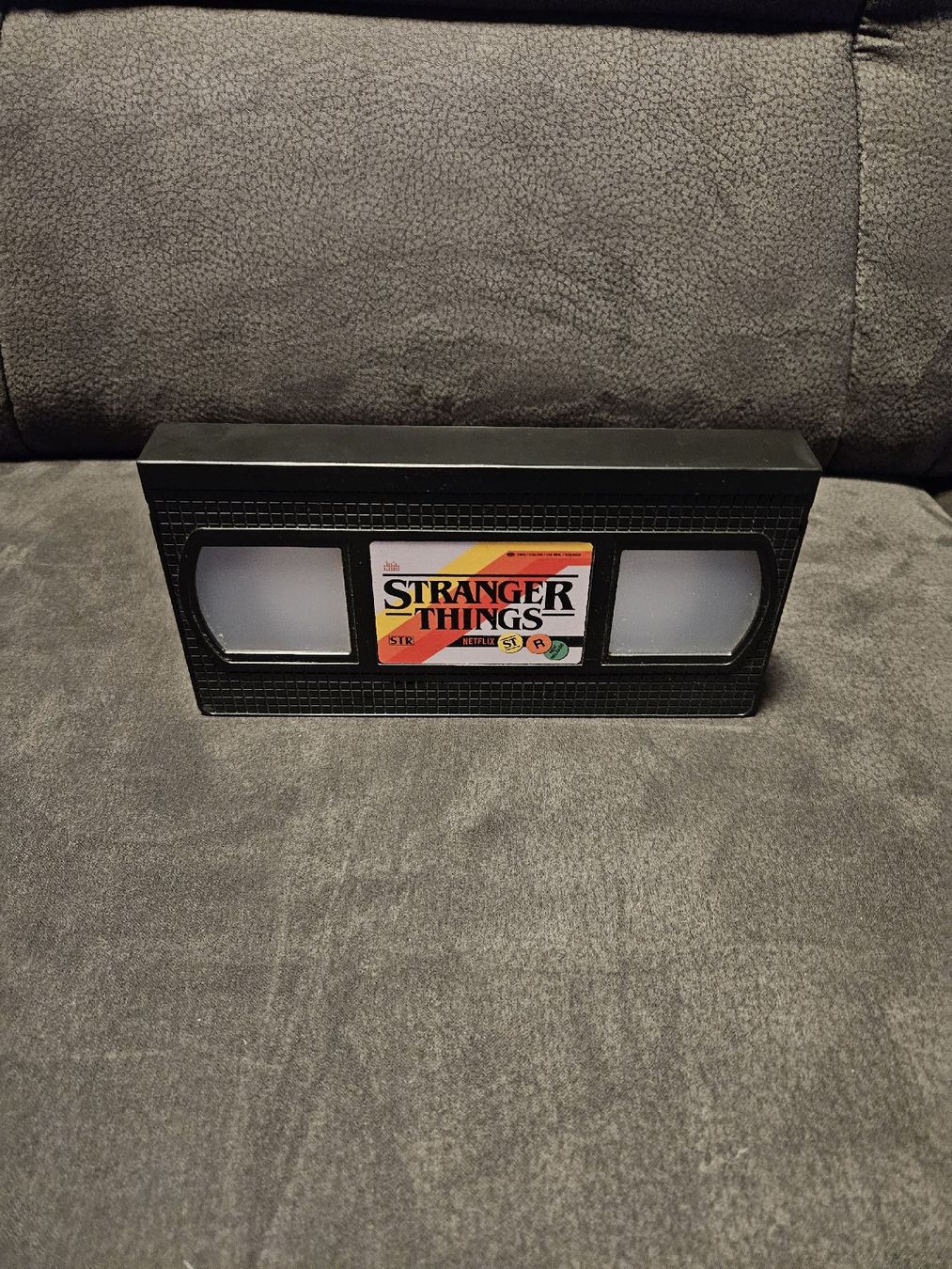 Lampade: Stranger Things Lampe in VHS Form – Usato da Itingen venduto da punkyclown84 1