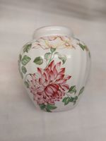 Vintage decorative vase with roses Dekorative Vase mit Rosen