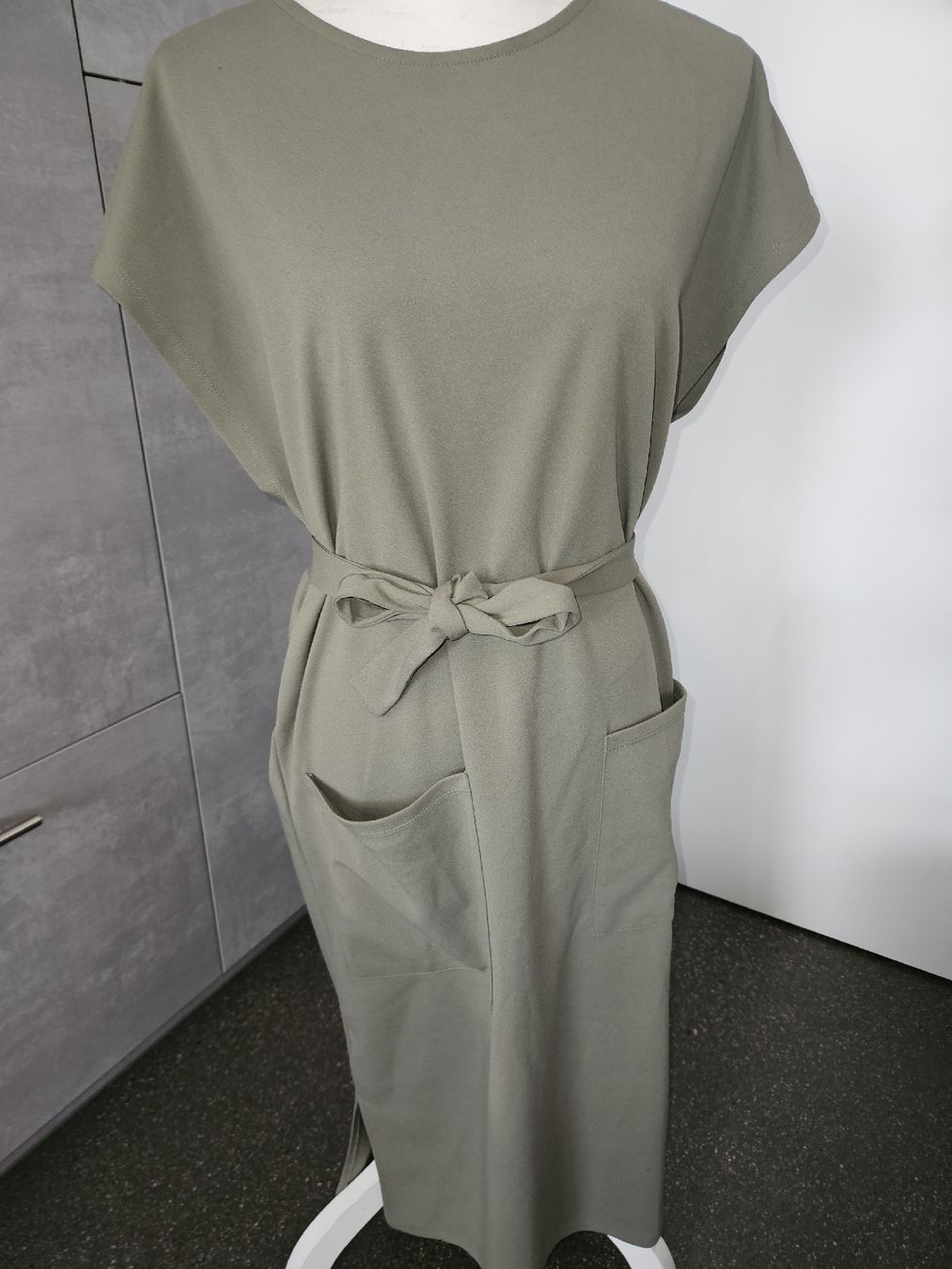 Kleider: Kleid Soyaconcept oliv mit Bindegurt – Gebraucht aus Anwil von tamoos