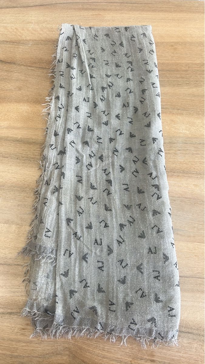 Armani Foulard & Sciarpe: Armani  Schal grau mit Logo Muster - neu – Nuovo e nell'imballaggio originale da Uetikon am See venduto da Sarahm76