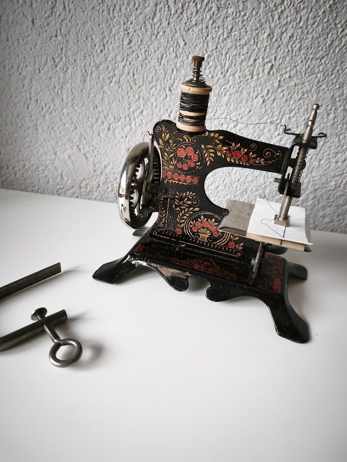 Macchine da cucire: Antike Handnähmaschine Originalkarton – Usato da Toffen venduto da Immo-Erben 8