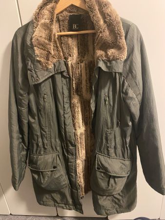 Winterjacke Oliv mit Pelzkragen, Gr. M, Top Zustand!