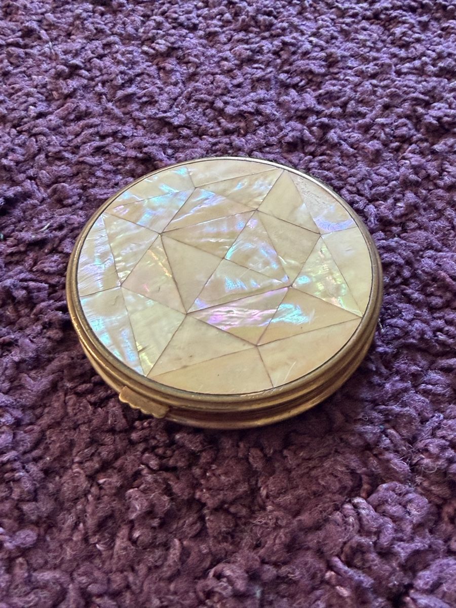 Tutte le decorazioni: Antiker Schmuck-Puderquaste mit Perlmutt-Deckel – Usato da Lyss venduto da nekoreh 7