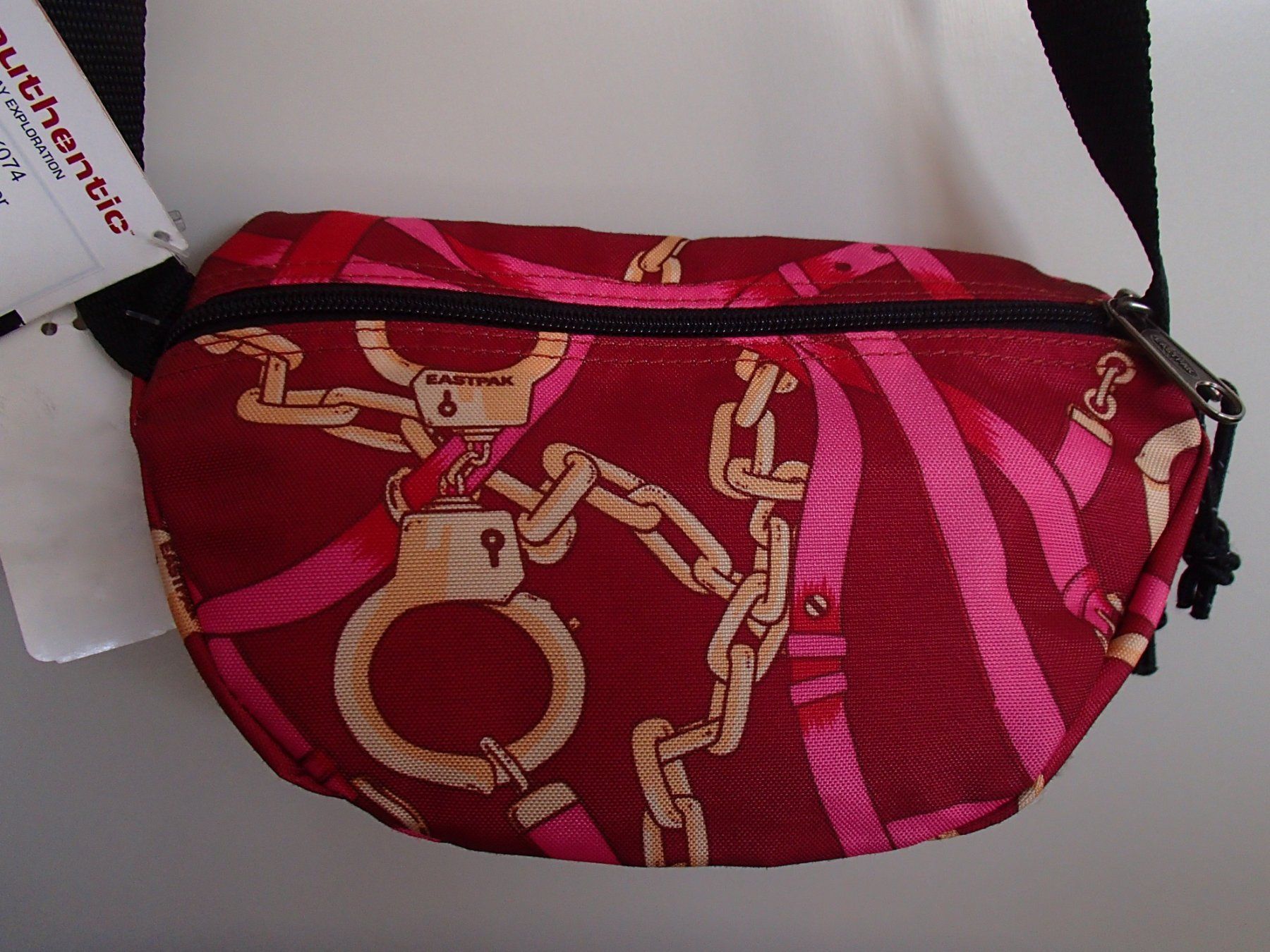 Eastpak Taschen für Damen: kleine rote EASTPAK Bauch-oder Umhängetasche Handschellen – Neu und originalverpackt aus Schöfflisdorf von pullux 2