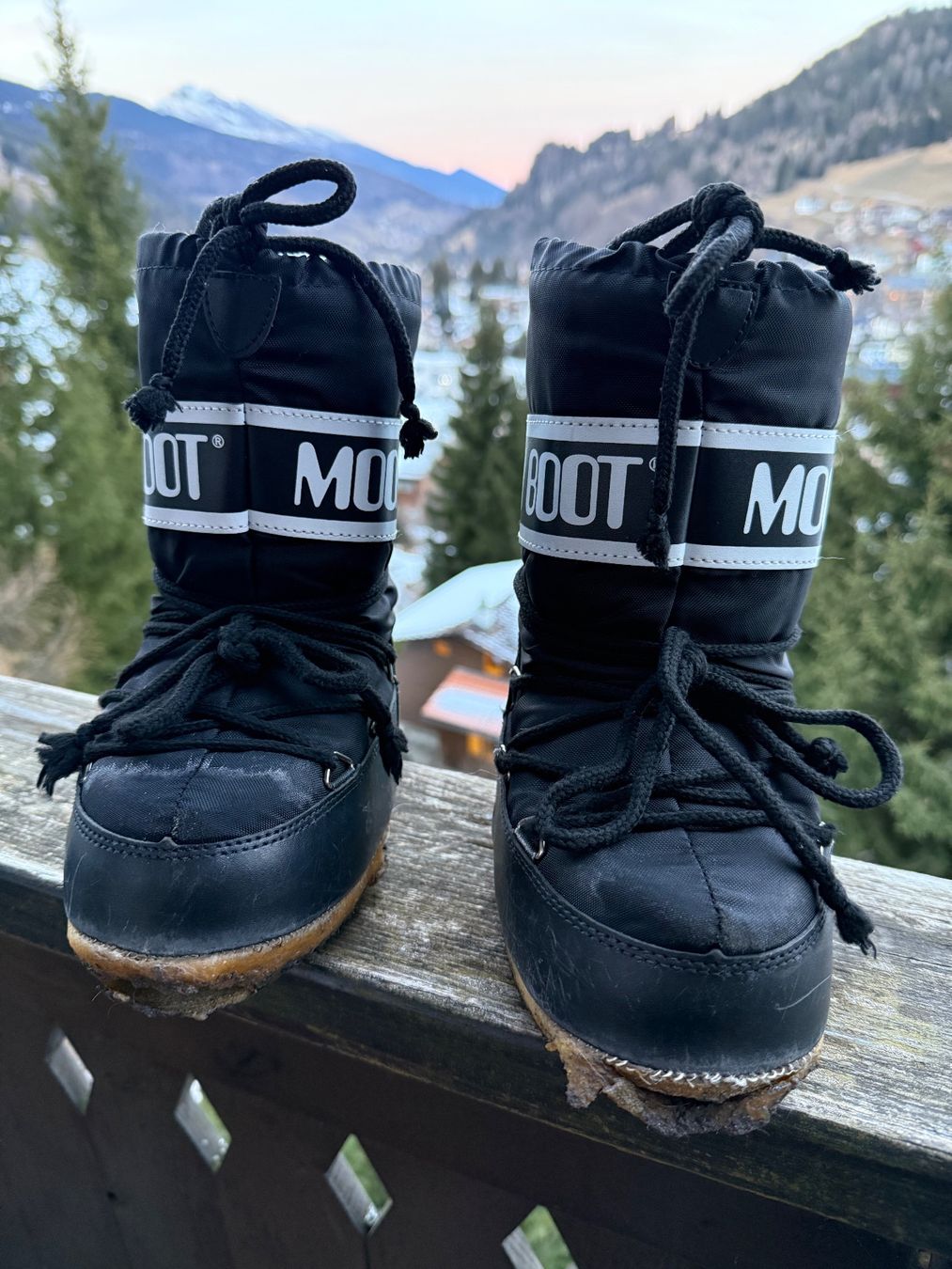 Moon Boot Scarpe per ragazzi: Schwarze, defekte Kinder Moon Boots Grösse: 27 / 30 – Difettoso da Stetten SH venduto da Urlaub