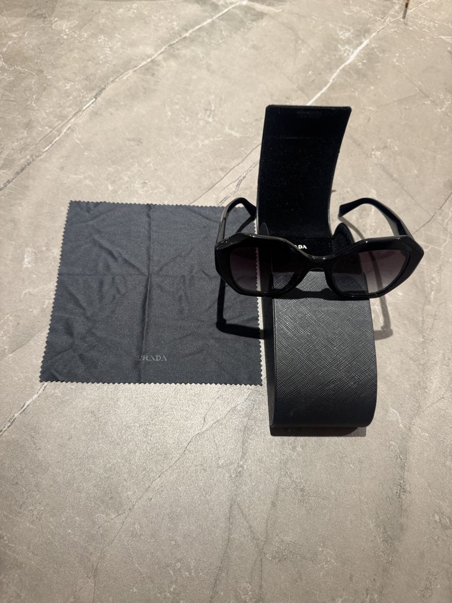 Prada Brillen & Gläser: Sonnenbrille Prada schwarz mit Etui und Tuch – Gebraucht aus Schindellegi von leo_7s6q