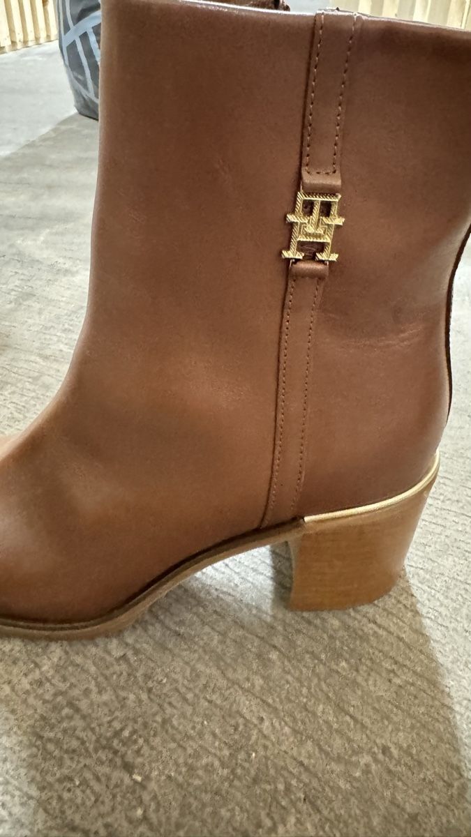 Tommy Hilfiger Scarpe da donna: New leather tommy hilfiger boots – Nuovo e nell'imballaggio originale da Zürich venduto da Violetx 3