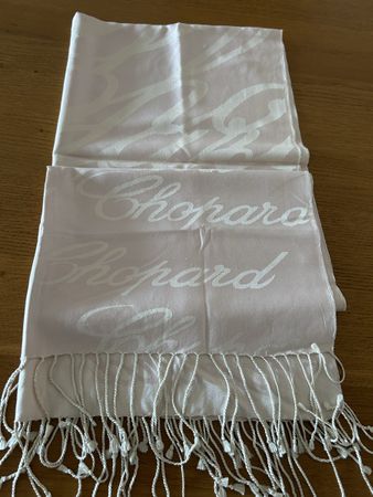 Chopard: Châle en soie rose poudré, parfait pour l'été!